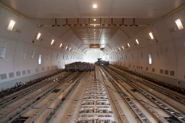 À l'intérieur d'un cargo aérien à large fuselage. Un pont inférieur