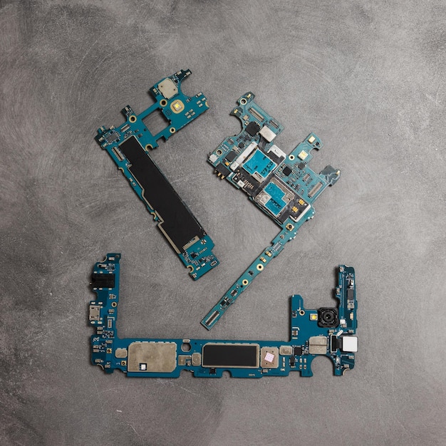 L'intérieur de la carte mère et des outils du smartphone reposait sur la table arrière. le concept de matériel informatique, de téléphone mobile, d'électronique, de réparation, de mise à niveau et de technologie.