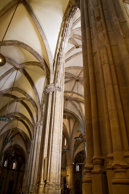 Intérieur de la cathédrale d'Alcala de Henares, arches et dôme