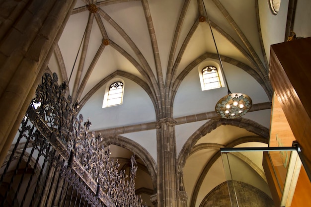 Intérieur de la cathédrale d'Alcala de Henares, arches et dôme