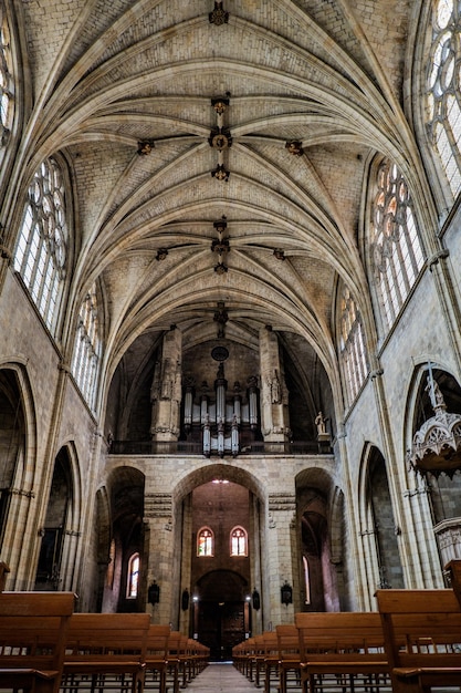 Intérieur de la cathédrale gothique de Condom dans le sud de la France (Gers)