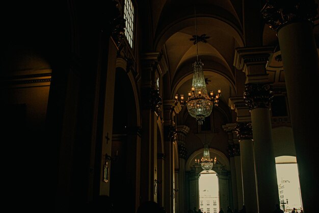 Photo intérieur de la cathédrale avec une grande image cinématographique de dandelabra