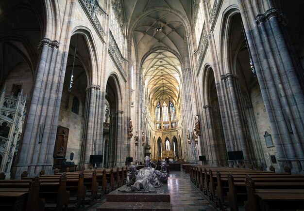 Intérieur de la cathédrale historique avec plafond élevé et lumière limitée Prague Tchéquie