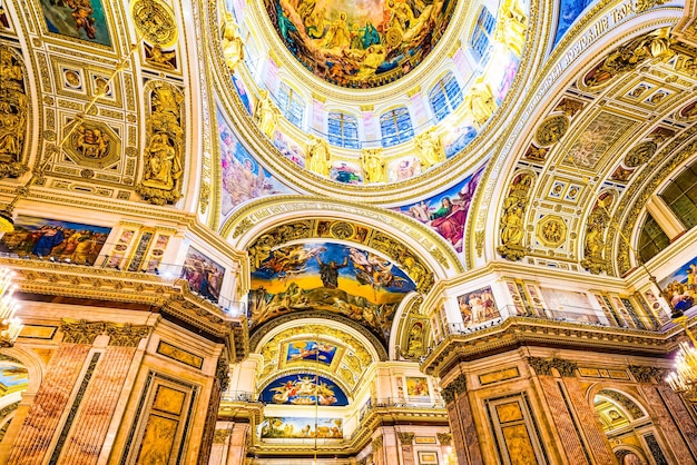 À l'intérieur de la cathédrale Saint-Isaac la plus grande création architecturale Saint-Pétersbourg