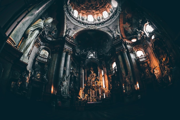 Intérieur de la cathédrale Saint-Nicolas à Mala Strana photo tonique