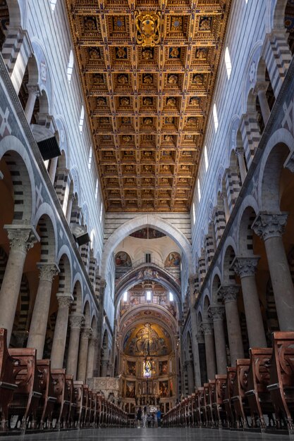 Intérieur de la célèbre cathédrale catholique du Duomo avec chaises colonnes autel et plafond Pise Italie