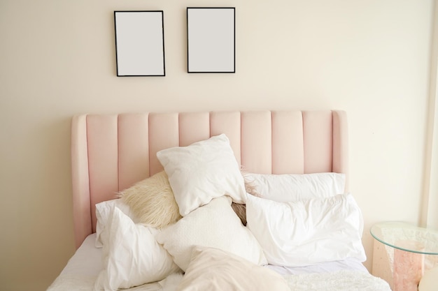 Intérieur chaleureux et confortable de l'espace de la chambre à coucher avec cadre d'affiche maquette de lit rose