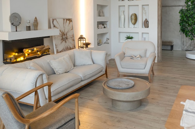 Intérieur chaleureux et confortable d'une maison de campagne chic avec des finitions en bois à aire ouverte, des couleurs chaudes et une vue sur le foyer familial de la zone de loisirs pour la famille et les invités