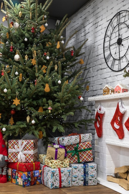 Intérieur de la chambre avec coffrets cadeaux pour sapins de Noël et cheminée décorative Concept de vacances d'hiver