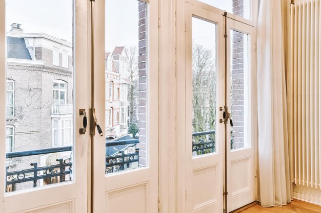 L'intérieur d'une chambre confortable dans une maison avec une fenêtre