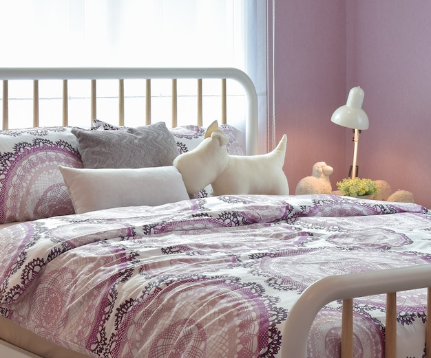 Intérieur de chambre confortable avec oreillers et lampe de lecture sur la table de chevet