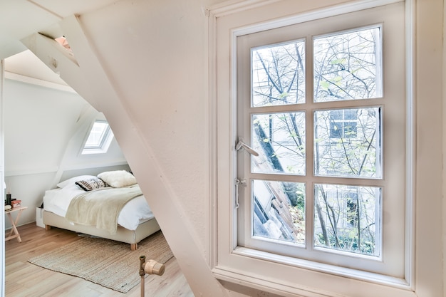 Photo intérieur d'une chambre cosy et lumineuse avec une belle décoration