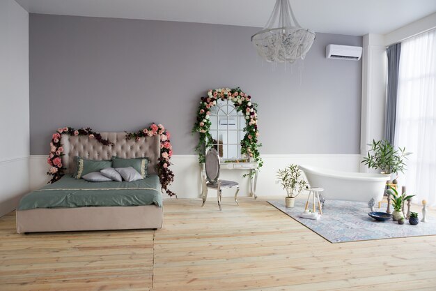 Intérieur de la chambre à coucher avec baignoire.