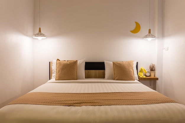 intérieur de chambre à coucher blanc mignon avec lampe et en bois la nuit