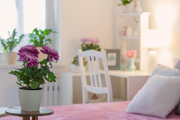 Intérieur de chambre à coucher avec des fleurs de chrysanthème