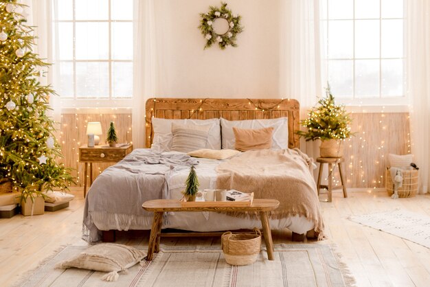 Intérieur d'une chambre avec des décorations de Noël