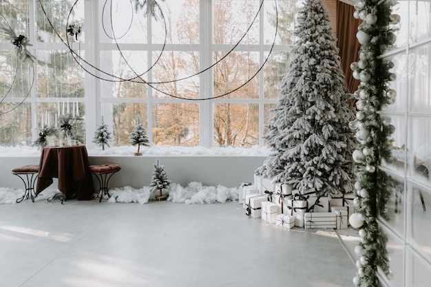 Intérieur de chambre élégant avec bel arbre de Noël et cheminée décorative