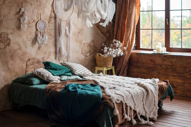 Photo intérieur de chambre élégant avec grand lit confortable.