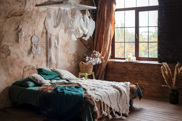 Intérieur de chambre élégant avec grand lit confortable.