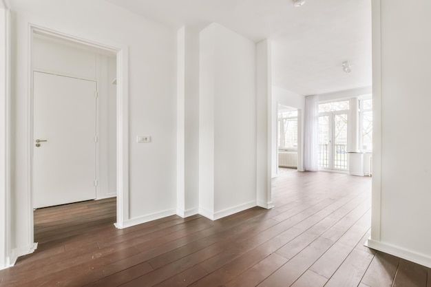 L'intérieur d'une chambre élégante aux murs blancs