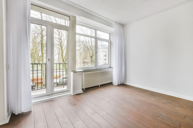 L'intérieur d'une chambre élégante avec une fenêtre