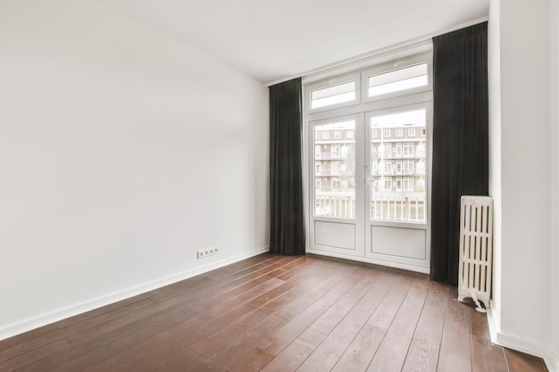 L'intérieur d'une chambre élégante avec une fenêtre