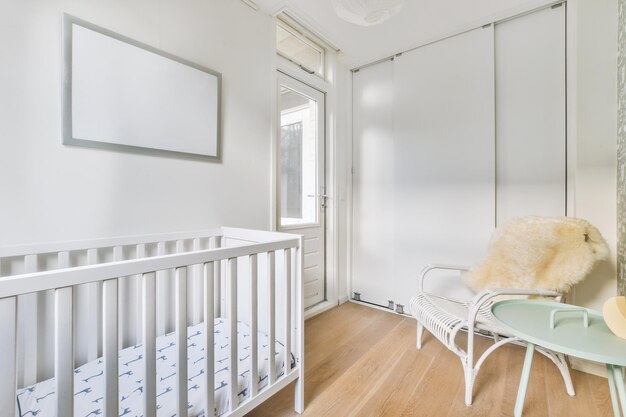 Intérieur d'une chambre d'enfant moderne avec lit et fauteuil