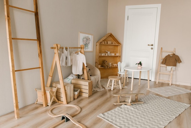 Intérieur de chambre d'enfant de style scandinave élégant avec des produits en bois faits à la main