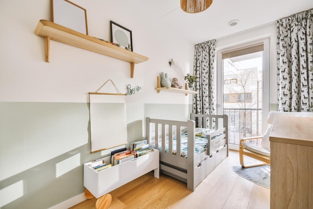 L'intérieur d'une chambre d'enfants avec un petit berceau