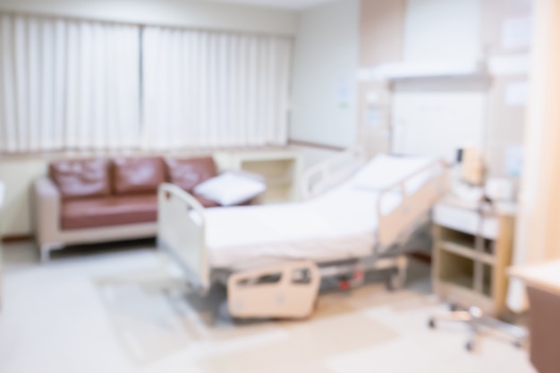 Intérieur de chambre d'hôpital flou abstrait avec lit médical