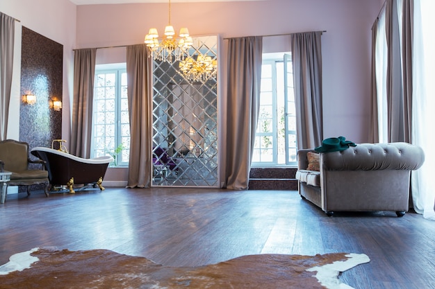 Intérieur de chambre d'hôtel de luxe. Intérieur de chambre d'hôtel de luxe. Grande pièce lumineuse, lumineuse et chic