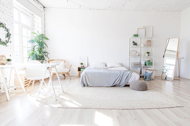 Intérieur de chambre loft élégant avec de grandes fenêtres