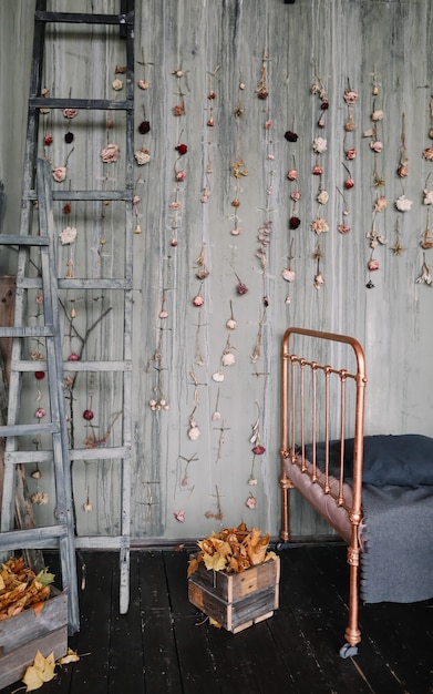 intérieur de chambre loft vintage avec des décorations dans des couleurs sombres dans un style ancien