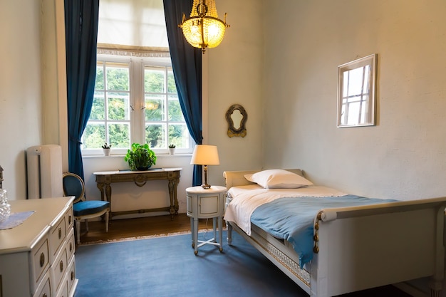 Intérieur de la chambre, mobilier vintage blanc, Europe