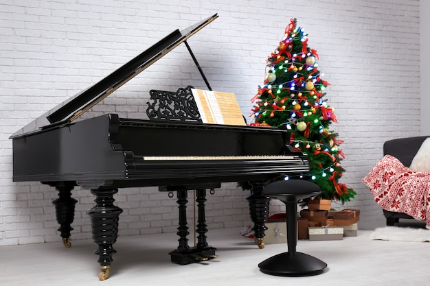 Intérieur de chambre avec piano et sapin