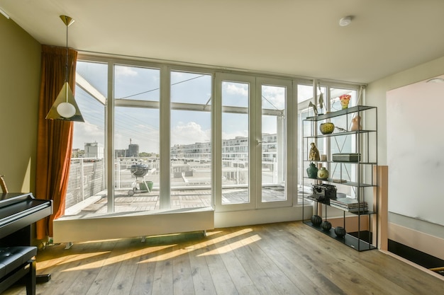 Intérieur d'une chambre spacieuse et élégante