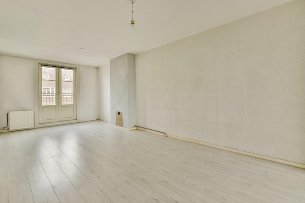 L'intérieur d'une chambre spacieuse avec une grande porte à l'extérieur et du parquet