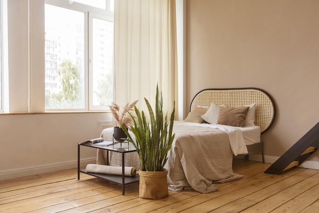 Intérieur d'une chambre spacieuse à la maison