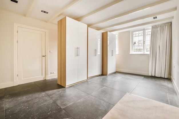 Intérieur d'une chambre spacieuse avec meubles de rangement