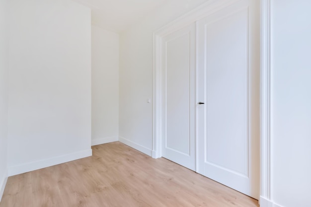 Intérieur d'une chambre spacieuse avec parquet magnifiquement posé