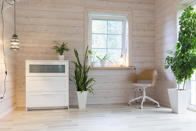 Intérieur de chambre de style scandinave dans un mobilier de maison en bois blanc et des plantes d'intérieur