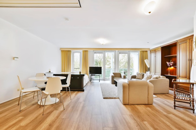 L'intérieur d'une charmante pièce avec un salon et une salle à manger