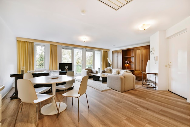 L'intérieur d'une charmante pièce avec un salon et une salle à manger