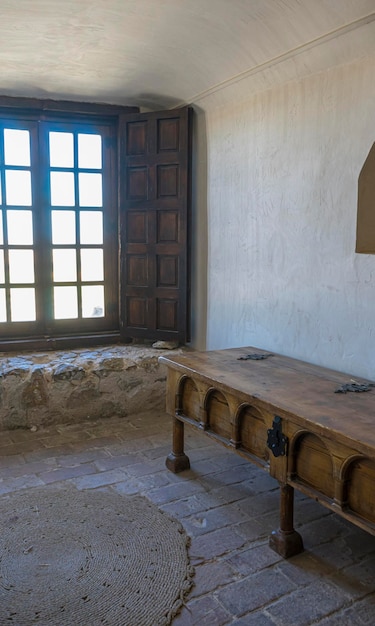 Intérieur d'un château médiéval à Tolède, Espagne. Chambres en pierre avec mobilier en bois, période médiévale du règne espagnol