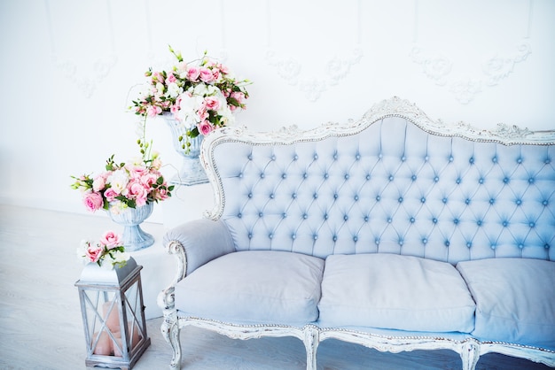 L'intérieur Chic Et L'ambiance Cosy Dans Un Salon Vide Avec Fauteuils Avec Pots De Fleurs Et Déco