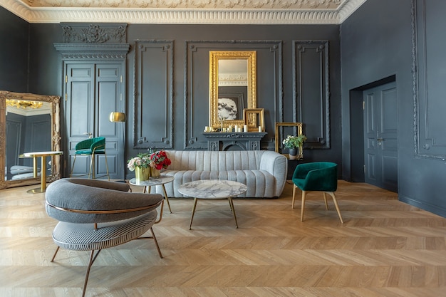Intérieur chic de la chambre dans le style Renaissance du 19ème siècle avec un mobilier de luxe moderne. les murs de couleur sombre noble sont décorés de stuc et de cadres dorés, de parquet en bois.