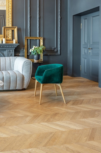 Intérieur chic de la chambre dans le style Renaissance du 19ème siècle avec un mobilier de luxe moderne. les murs de couleur sombre noble sont décorés de stuc et de cadres dorés, de parquet en bois.