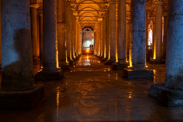 Intérieur de la Citerne Basilique ou Citerne Basilique, Yerebatan Sarayi à Istanbul