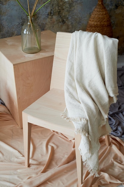 Intérieur clair avec chaises cubes en bois et tissu drapé Un atelier créatif