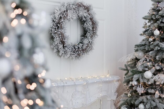 Intérieur clair avec des décorations d'arbre de Noël